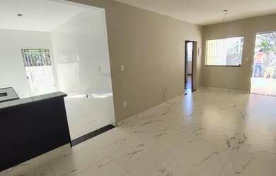 Imagem: A casa possui 2 Dormitórios, 2 Banheiros, 2 Vagas na garagem