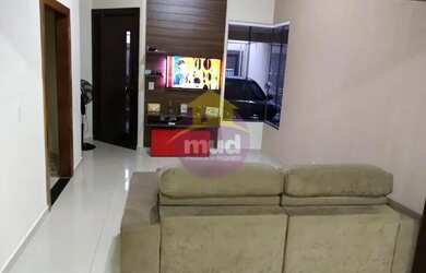 Imagem: A casa possui 3 Dormitórios, 3 Banheiros, 2 Vagas na garagem