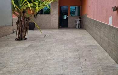 Imagem: A casa possui 2 Dormitórios, 2 Banheiros, 2 Vagas na garagem