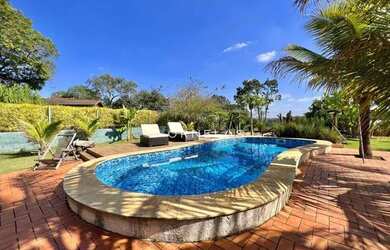 Imagem: A casa em condomínio possui 4 Dormitórios, 5 Banheiros, 5