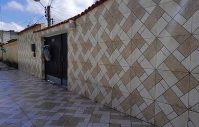 Imagem: A casa possui 1 Dormitório, 1 Banheiro, 1 Vaga na garagem e