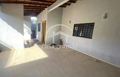 Imagem: A casa possui 3 Dormitórios, 2 Banheiros, 3 Vagas na garagem