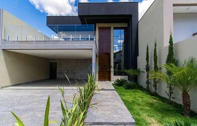 Imagem: A casa em condomínio possui 4 Dormitórios, 4 Banheiros, 4