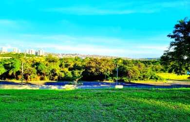 Imagem: O terreno possui 714m² de Área e está localizado em Parque