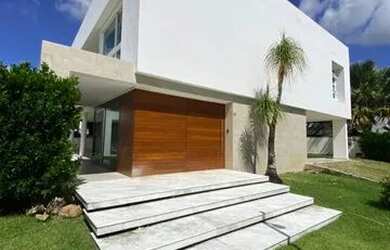 Imagem: A casa em condomínio possui 4 Dormitórios, 5 Banheiros, 670m²