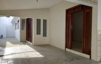 Imagem: A casa possui 5 Dormitórios, 5 Banheiros, 3 Vagas na garagem