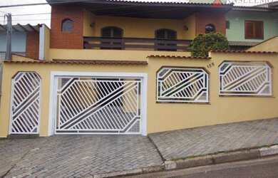 Imagem: A casa possui 3 Dormitórios, 3 Banheiros, 3 Vagas na garagem