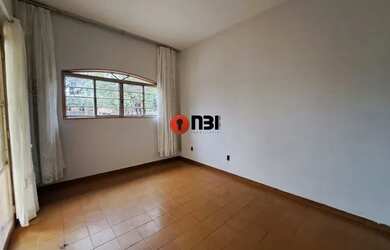 Imagem: A casa possui 2 Dormitórios, 2 Banheiros, 2 Vagas na garagem