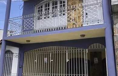 Imagem: A casa possui 2 Dormitórios, 3 Banheiros, 2 Vagas na garagem