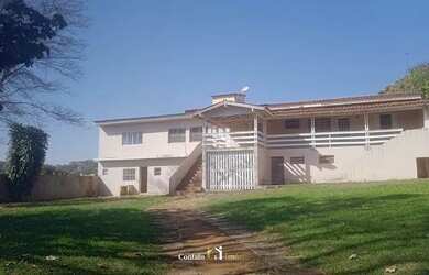 Imagem: A casa possui 4 Dormitórios, 3 Banheiros, 5 Vagas na garagem