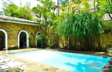 Imagem: A casa possui 4 Dormitórios, 4 Banheiros, 5 Vagas na garagem