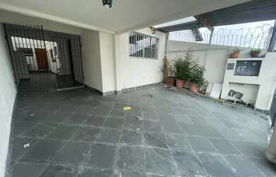 Imagem: A casa possui 3 Dormitórios, 2 Banheiros, 3 Vagas na garagem