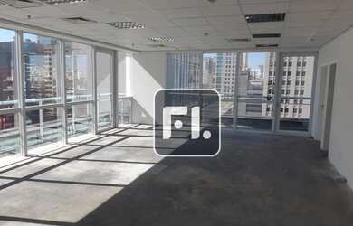 Imagem: O depósito possui 5 Vagas na garagem e 374m² de Área e está