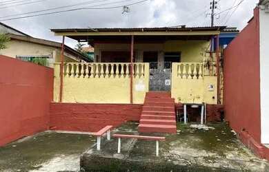 Imagem: A casa possui 2 Dormitórios, 1 Banheiro, 1 Vaga na garagem