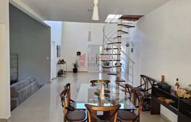 Imagem: A casa possui 4 Dormitórios, 5 Banheiros, 2 Vagas na garagem