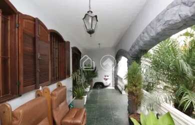 Imagem: A casa para alugar possui 5 Dormitórios, 5 Banheiros, 3 Vagas