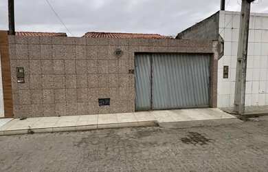 Imagem: A casa possui 2 Dormitórios, 1 Banheiro, 2 Vagas na garagem