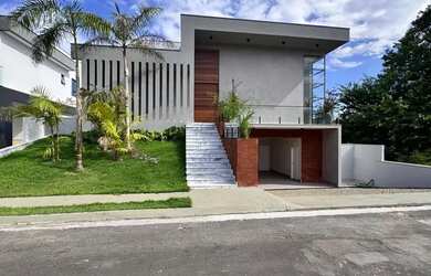 Imagem: A casa em condomínio possui 4 Dormitórios, 1 Banheiro, 4 Vagas