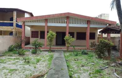 Imagem: A casa possui 5 Dormitórios, 3 Banheiros, 4 Vagas na garagem