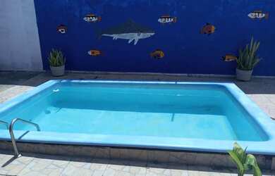 Imagem: A casa possui 3 Dormitórios, Acomodam 25 pessoas, 4 Vagas na