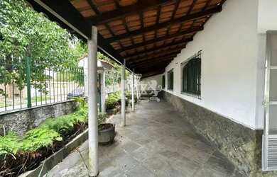 Imagem: A casa possui 3 Dormitórios, 3 Banheiros, 3 Vagas na garagem