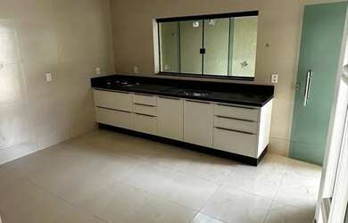 Imagem: A casa possui 4 Dormitórios, 4 Banheiros, 4 Vagas na garagem