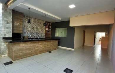 Imagem: A casa possui 3 Dormitórios, 2 Banheiros, 2 Vagas na garagem