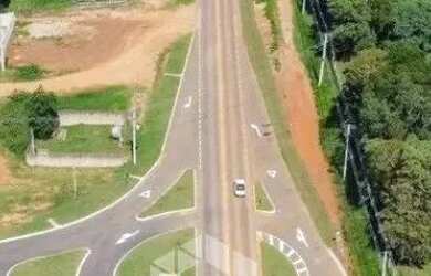 Imagem: O terreno possui 220m² de Área e está localizado em Pedras