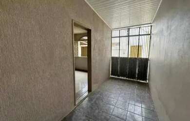 Imagem: A casa possui 3 Dormitórios, 2 Banheiros, 2 Vagas na garagem