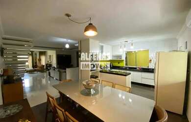 Imagem: A casa possui 3 Dormitórios, 4 Banheiros, 4 Vagas na garagem