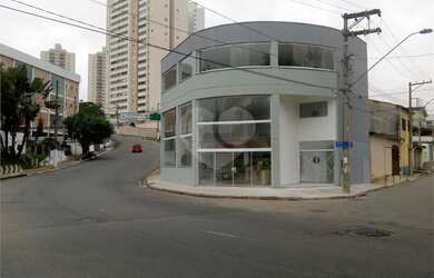 Imagem: O depósito possui 4 Vagas na garagem e 320m² de Área e está