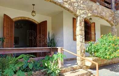 Imagem: A casa possui 5 Dormitórios, 1 Banheiro, 2 Vagas na garagem