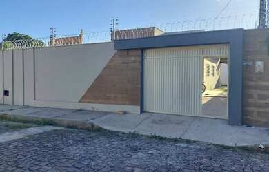 Imagem: A casa possui 3 Dormitórios, 2 Banheiros, 4 Vagas na garagem