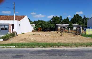 Imagem: O terreno possui 420m² de Área e está localizado em Laranjal