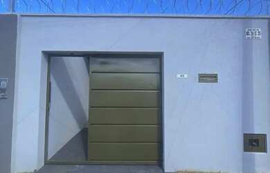 Imagem: A casa possui 3 Dormitórios, 2 Banheiros e 1 Vaga na garagem