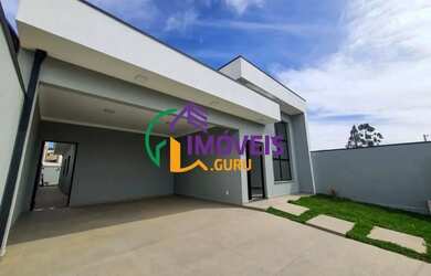 Imagem: A casa possui 3 Dormitórios, 2 Banheiros, 4 Vagas na garagem