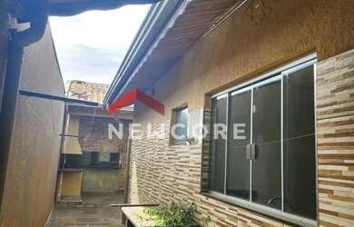 Imagem: A casa possui 2 Dormitórios, 2 Banheiros, 2 Vagas na garagem