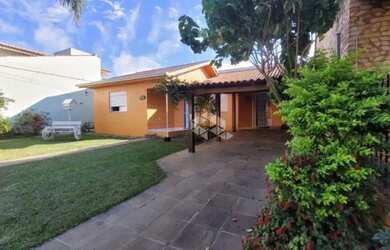 Imagem: A casa possui 3 Dormitórios, 2 Banheiros, 3 Vagas na garagem