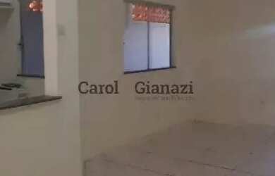 Imagem: A casa possui 2 Dormitórios, 1 Banheiro, 2 Vagas na garagem