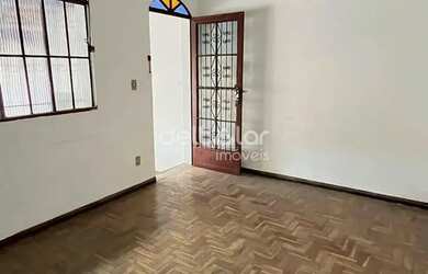 Imagem: A casa possui 4 Dormitórios, 3 Banheiros, 2 Vagas na garagem