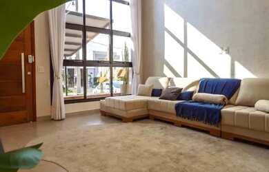 Imagem: A casa em condomínio possui 3 Dormitórios, 2 Banheiros e 150m²