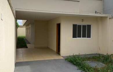 Imagem: A casa possui 3 Dormitórios, 2 Banheiros, 2 Vagas na garagem