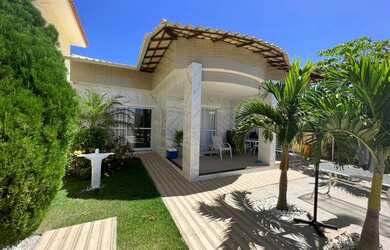 Imagem: A casa possui 4 Dormitórios, 5 Banheiros, 4 Vagas na garagem