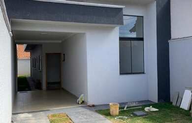 Imagem: A casa possui 2 Dormitórios, 2 Banheiros, 2 Vagas na garagem