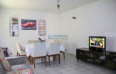 Imagem: A casa possui 3 Dormitórios, 3 Banheiros, 4 Vagas na garagem