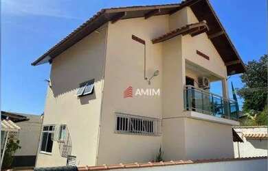 Imagem: A casa possui 2 Dormitórios, 3 Banheiros, 2 Vagas na garagem