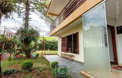 Imagem: A casa possui 5 Dormitórios, 3 Banheiros, 4 Vagas na garagem