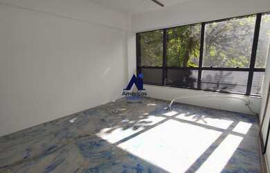 Imagem: O depósito possui 1 Vaga na garagem, 28m² de Área e está