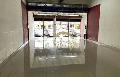 Imagem: O depósito possui 3 Vagas na garagem, 300m² de Área e está