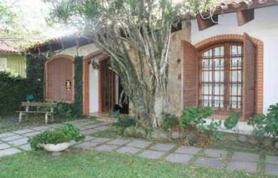 Imagem: A casa possui 4 Dormitórios, 5 Banheiros, 4 Vagas na garagem